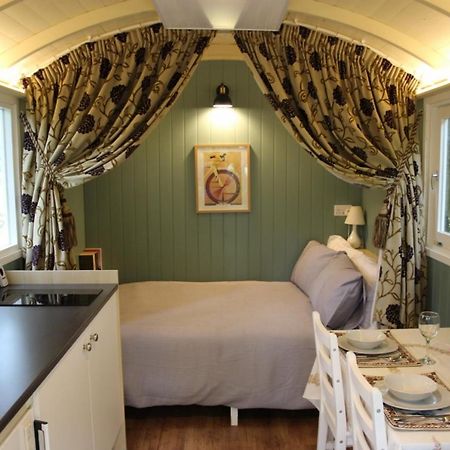 The Kestrel Shepherd Hut, Whitehouse Farm Стоумаркет Экстерьер фото