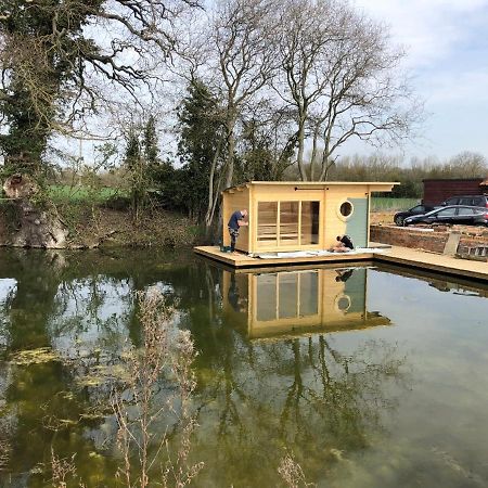 The Kestrel Shepherd Hut, Whitehouse Farm Стоумаркет Экстерьер фото