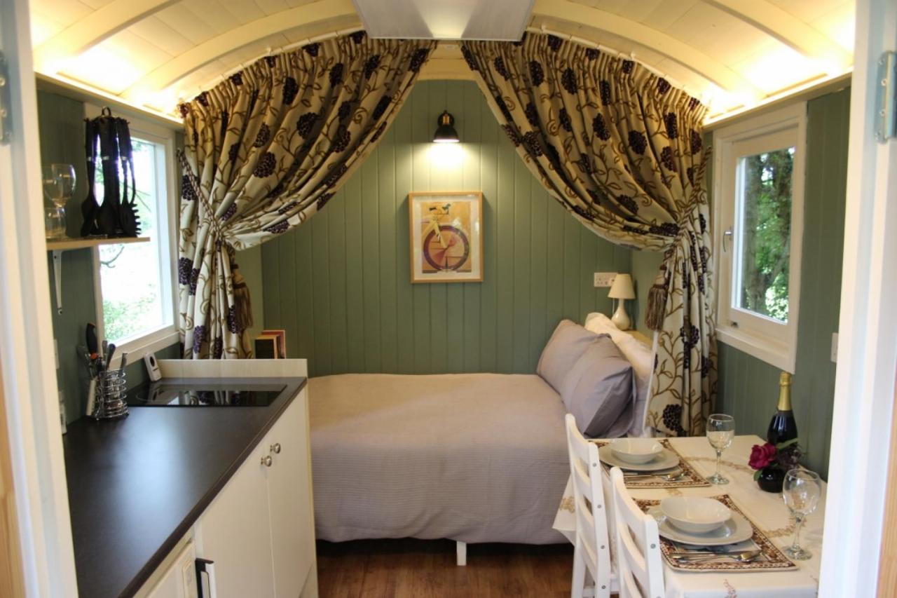 The Kestrel Shepherd Hut, Whitehouse Farm Стоумаркет Экстерьер фото