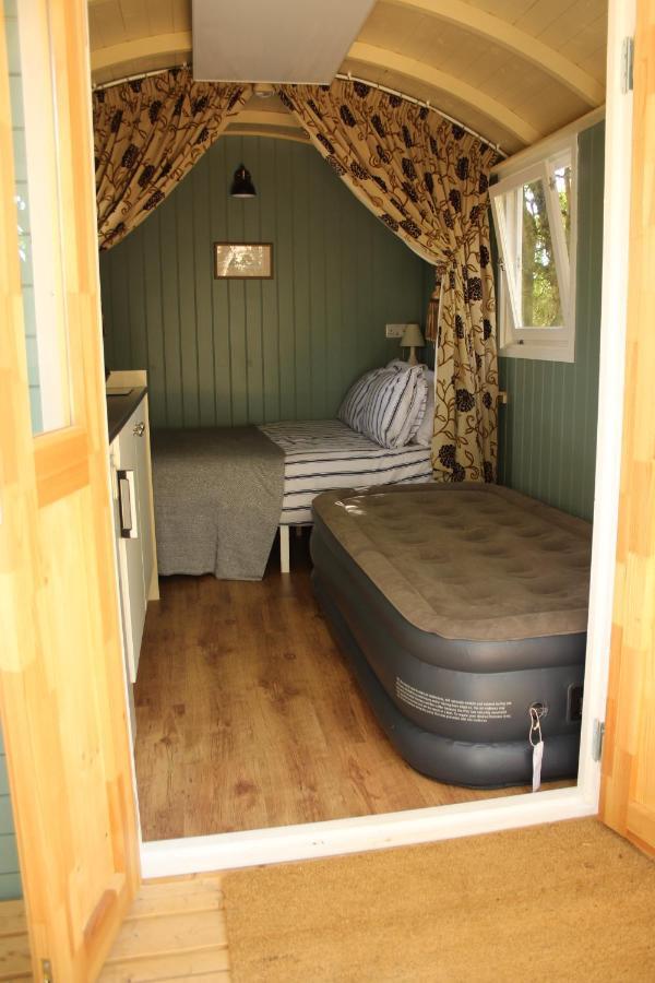 The Kestrel Shepherd Hut, Whitehouse Farm Стоумаркет Экстерьер фото